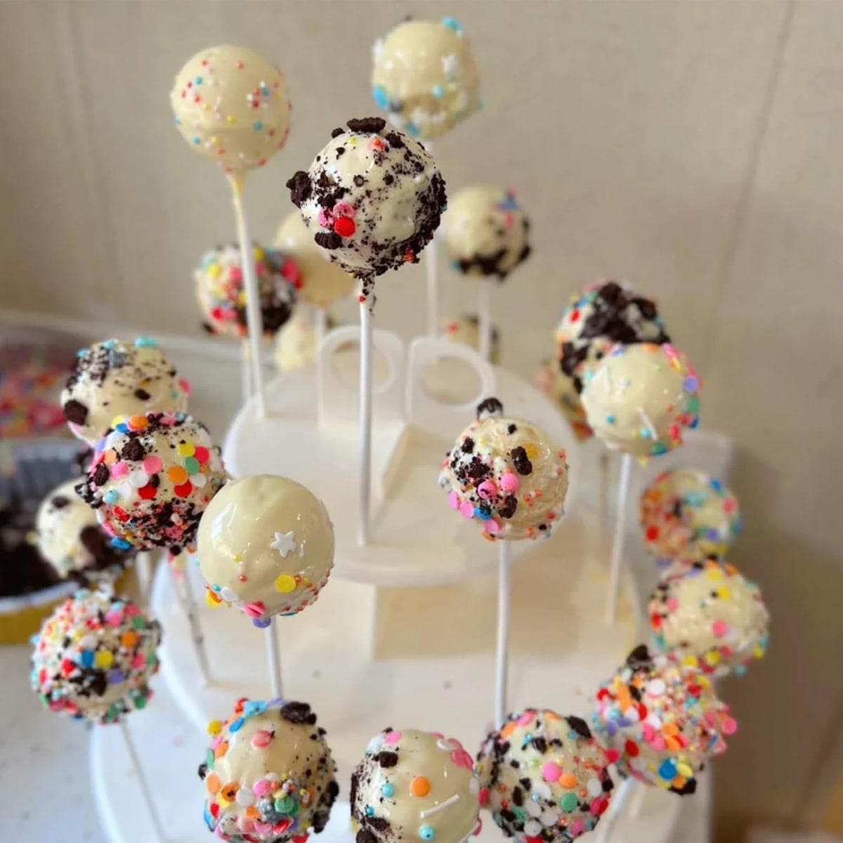 Cake Pop Kit, 100 6 inch Cake Pop Sticks, 100 Cake Pop Bags, 100 Twist Ties, 1 Cake Pop Mold Roller, Cake Pop Maker for Cake pops, Lollipop, Candies, Chocolates and Cookies (Pink)